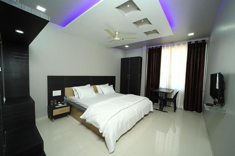 Hotel Sourabh Garden Shirol Exterior foto