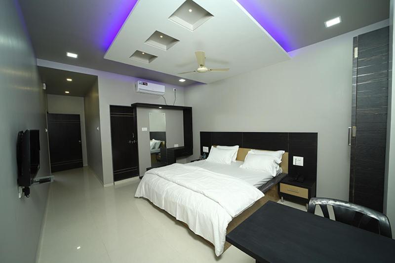 Hotel Sourabh Garden Shirol Exterior foto
